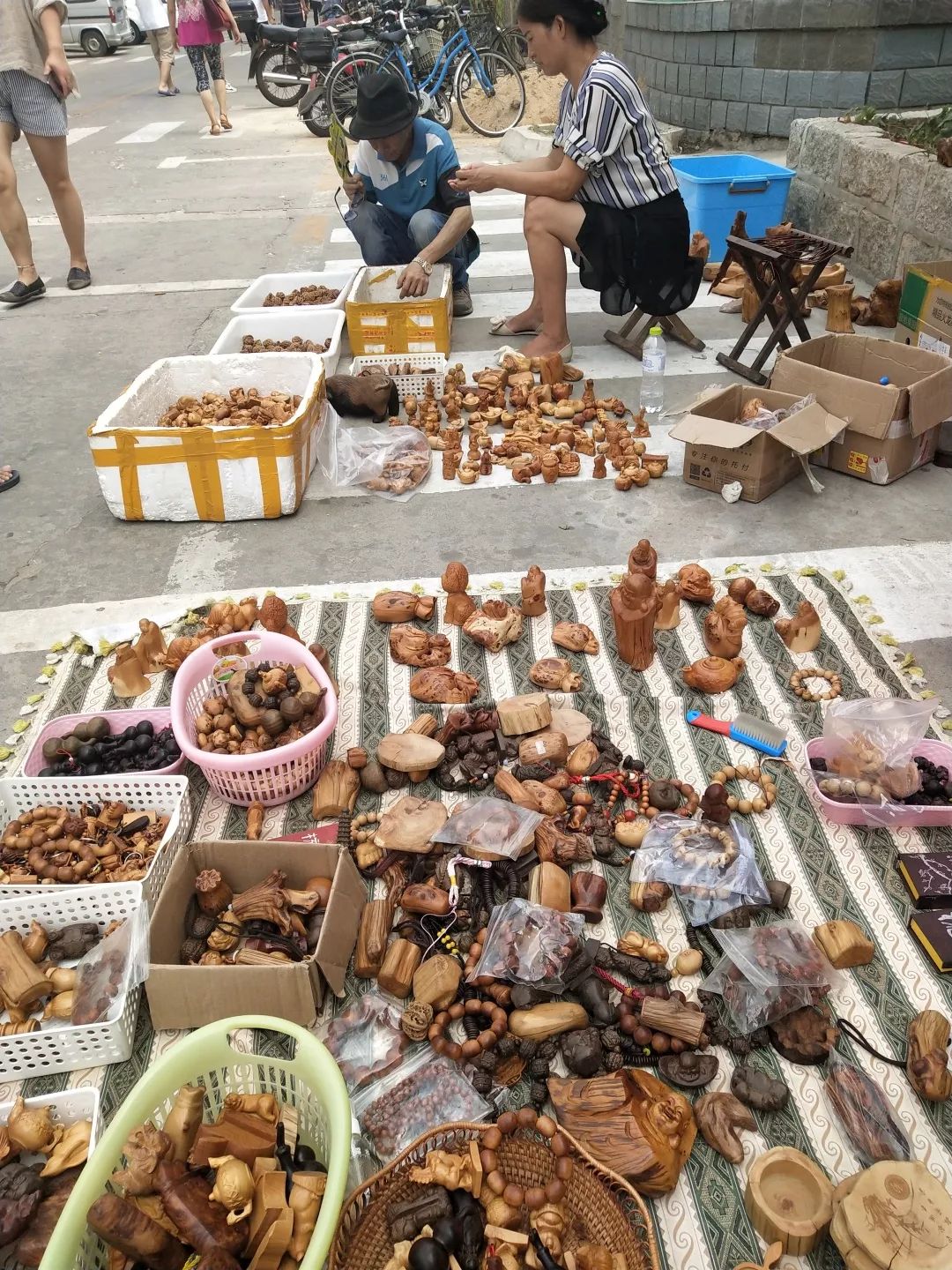 胶东在线 新闻中心 烟台资讯 旅游美食    走在古玩旧物之间,宝贝琳琅