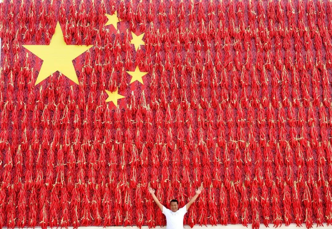 接旗、转体、安旗、解旗、 按钮、展旗、立正、敬礼 八个动作在15秒内全部完成。 升旗手右臂猛地一扬, 鲜艳的五星红旗舒展在天空中, 伴随着雄壮的《义勇军进行曲》迎风飞扬。 每天早上,在祖国的心脏北京天安门广场上,一定有一面五星红旗和太阳一同升旗。万众瞩目的天安门广场升旗仪式,从1982年12月28日,武警天安门国旗班正式担负天安门广场升降国旗和国旗哨位守卫任务开始,一天不曾间断。